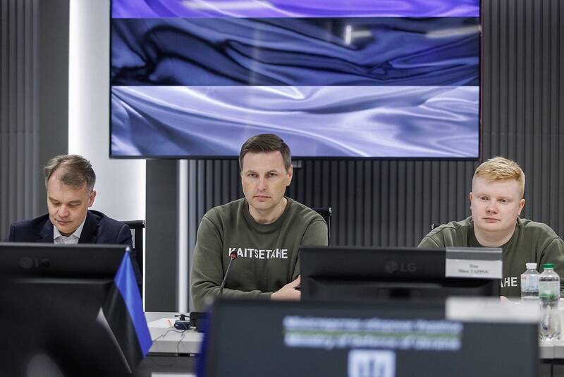 Министр обороны Ханно Певкур (в центре) во время визита в Украину.