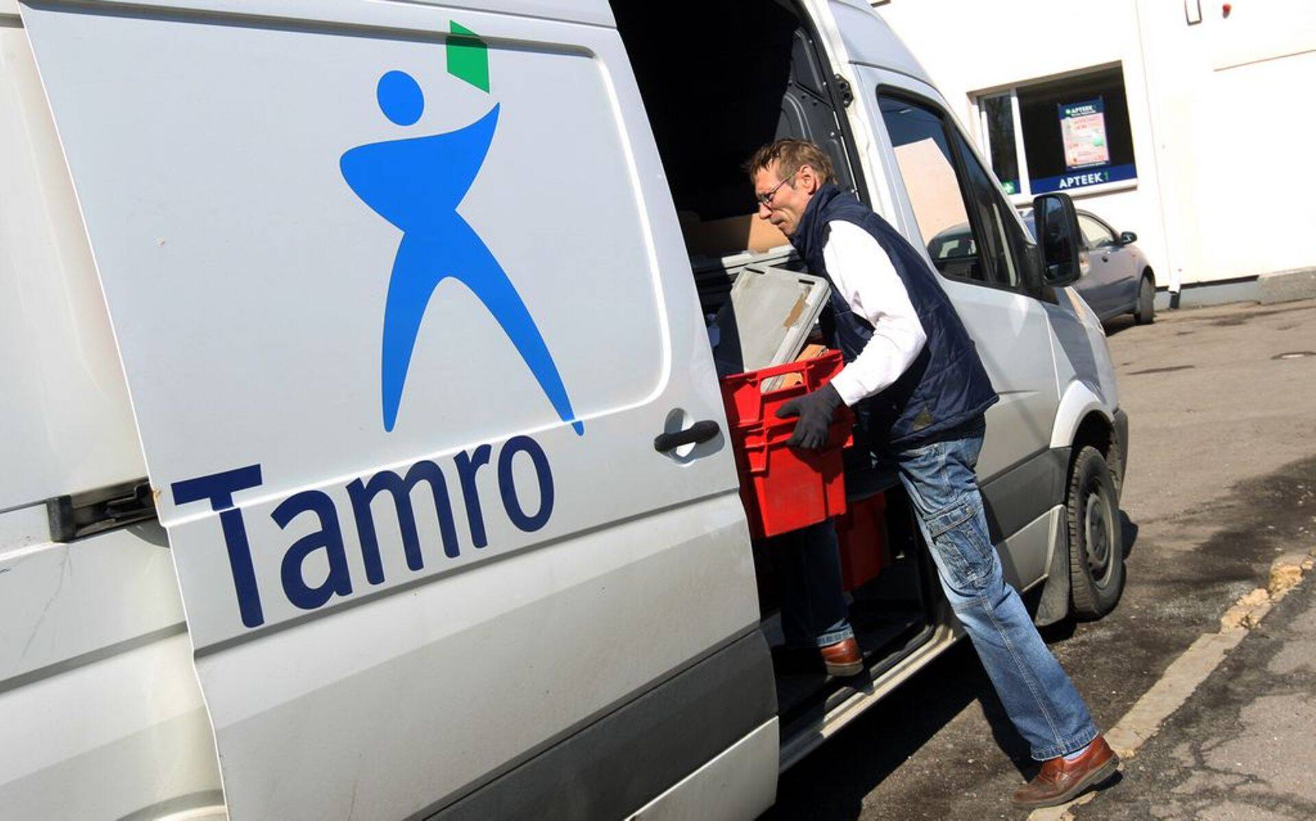 Ravimimüüja Tamro kaubik.