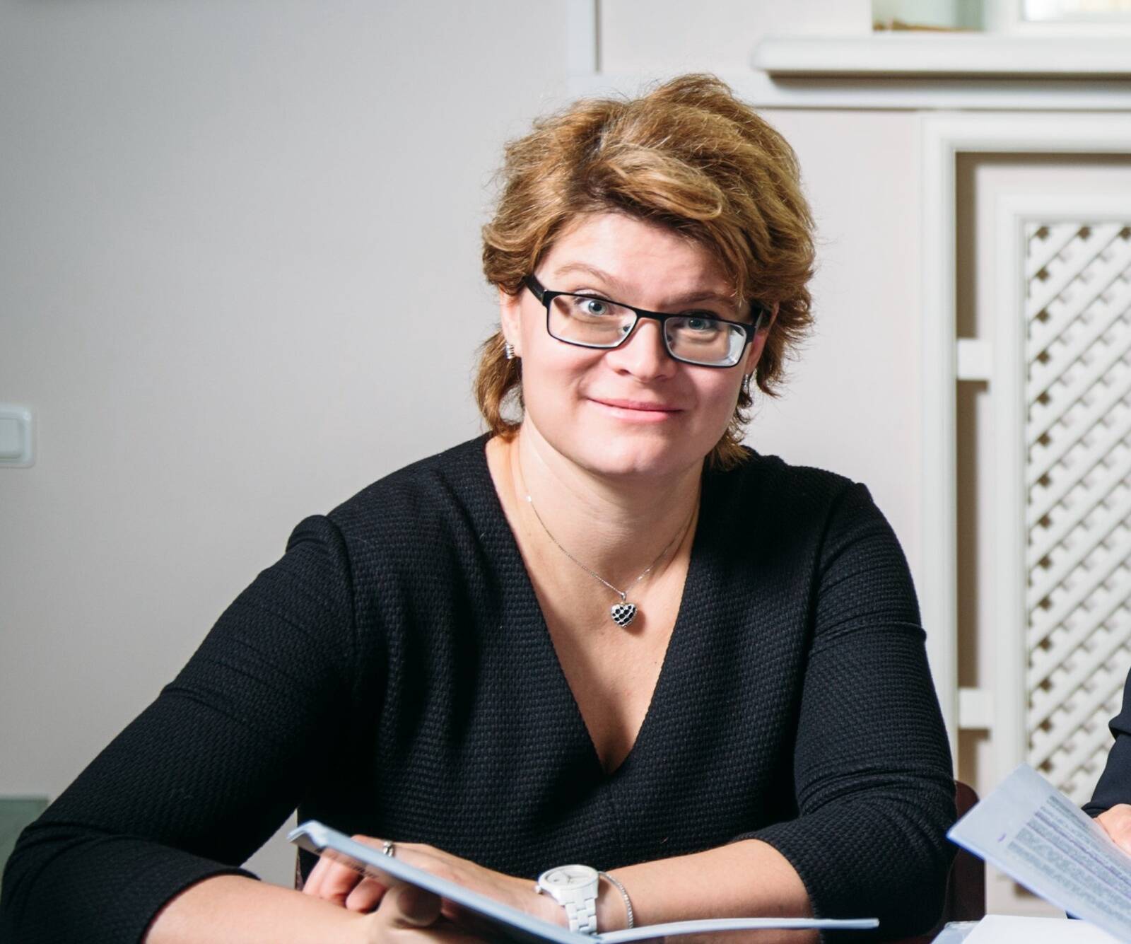 Walless vandeadvokaat Angela Kase.