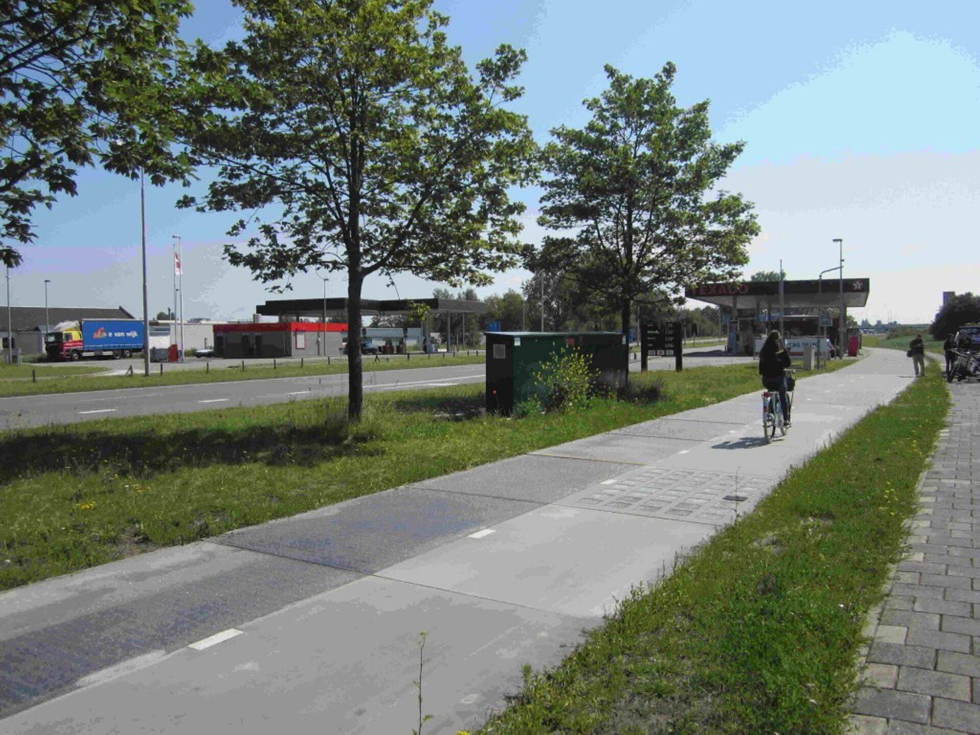 Elektrit tootev kergliiklustee Hollandis.