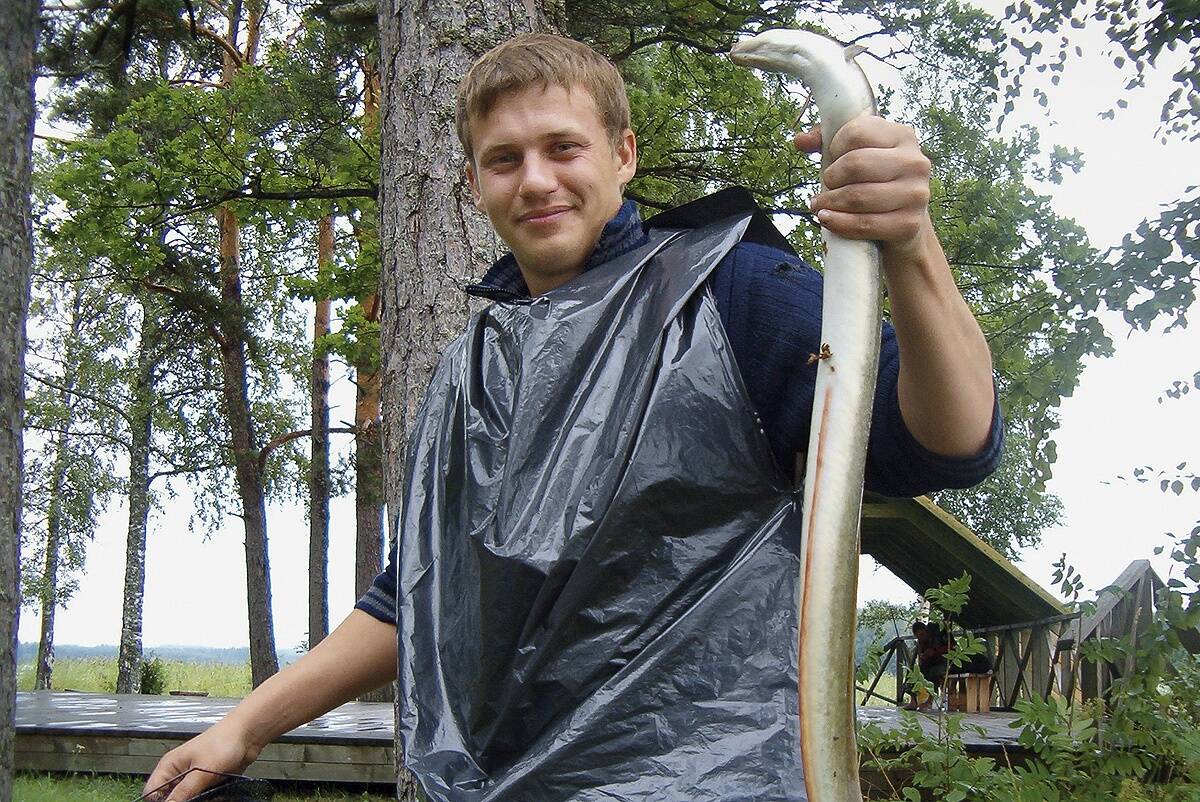Ähijärvest püütud piraka tonkaangerjaga poseerib kala tabanud Pavel.