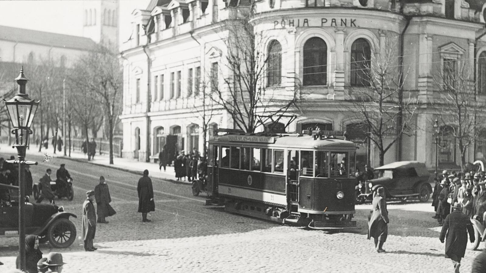 Электрический трамвай на перекрестке  улиц Яани (нынешнее Пярнуское шоссе) и Карья в Таллинне, перед зданием Põhja pank. Приблизительно 1928 год.