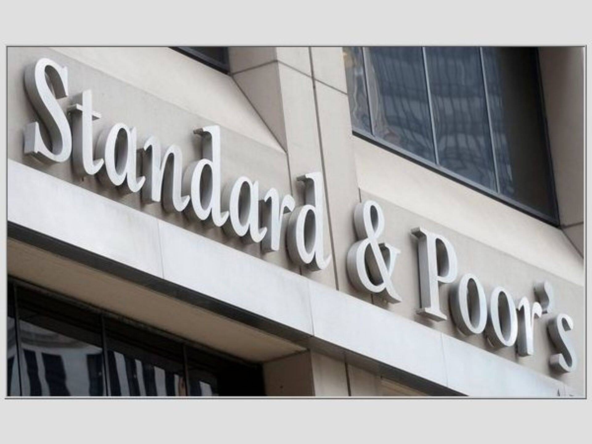 Международное рейтинговое агентство Standard & Poor's пересмотрит долгосрочные рейтинги 13 российских банков