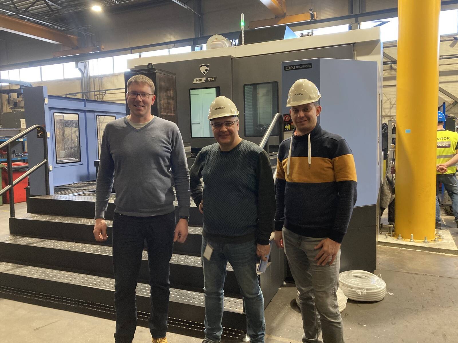 Hanza Mechanics Narva AS uus töötlemiskeskus HM1000.  Ees siis vasakult Rain Kala, Igor Yakovlev, Kristjan Hansson.