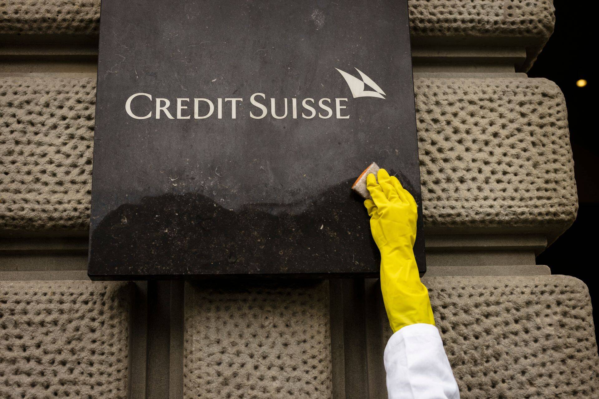 Табличка при входе в Credit Suisse
