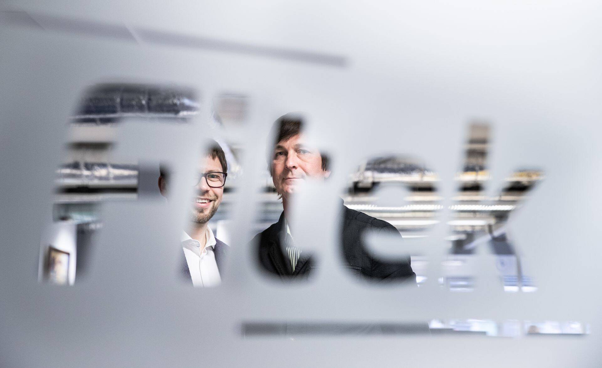 Mait Sooaru (vasakul) ja Kaur Lohk (paremal) märgivad, et raamatupidajad teevad praegu arutult palju tühja käsitööd, mistõttu aitaks arvemajanduse digitaliseerimine vähendada ettevõtete kulusid, mis tegutsevad just kõrgepalgatasemega riikides nagu näiteks Suurbritannia.