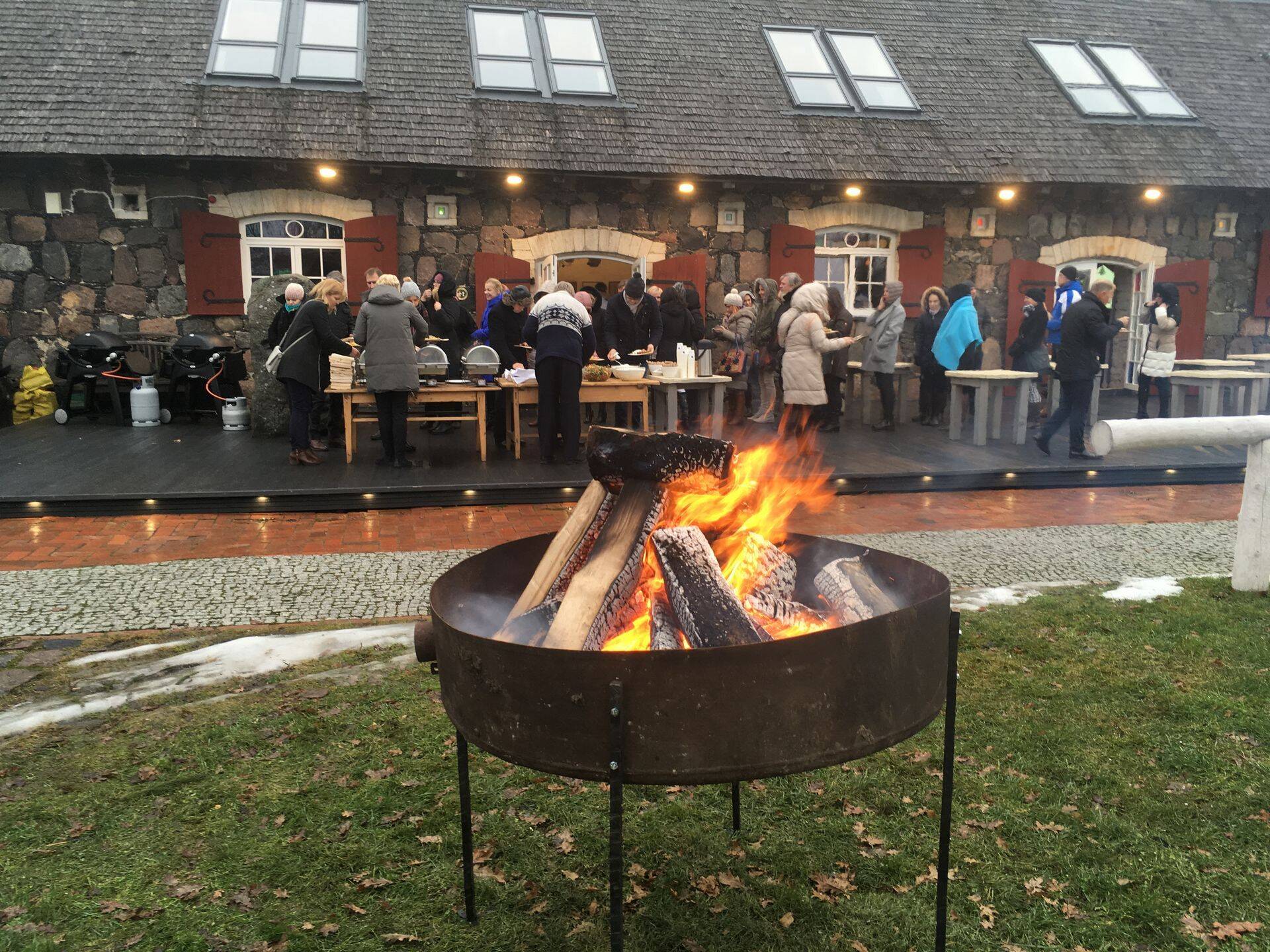 Lõunapiknik toimus Laitse Graniitvilla aias.