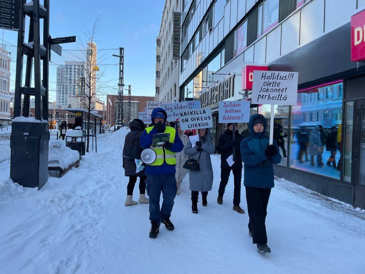 Члены Александровского общества на митинге в Тампере.