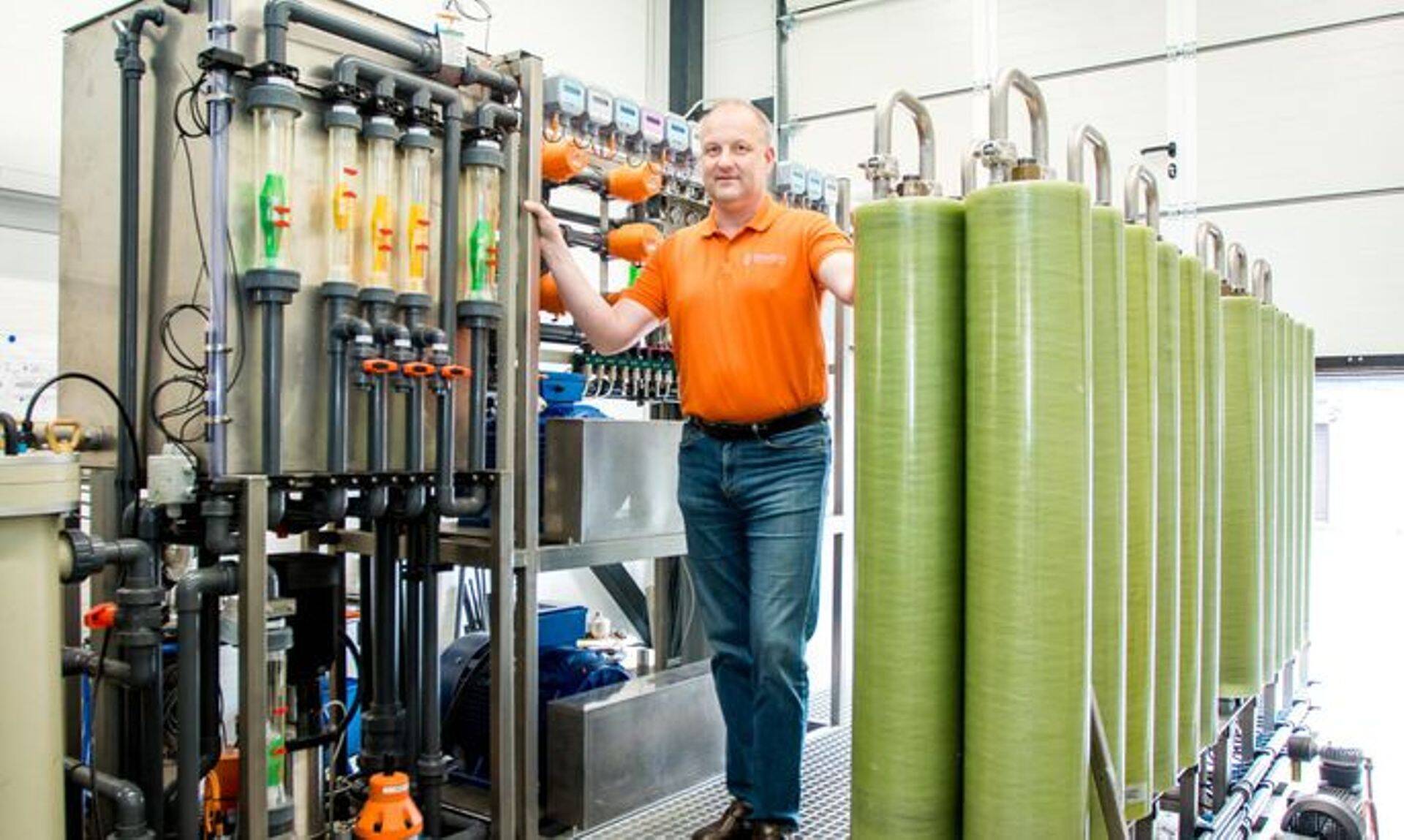 Mativesi OÜ juhataja Matthias Eichhorst näitab, milliste seadmetega töötab tootmisautomaatik