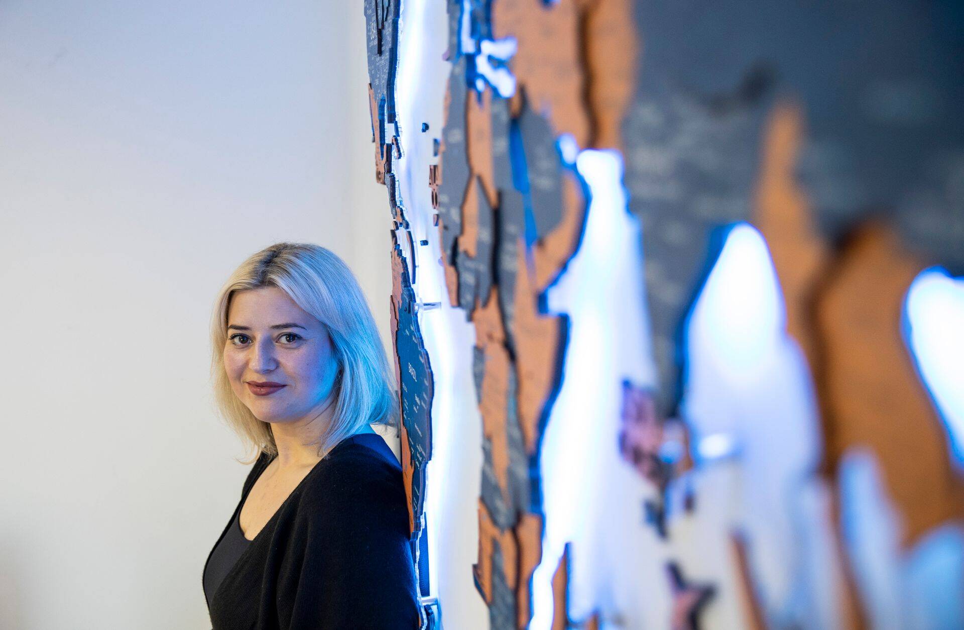 Eesti-Ukraina logistikaettevõtte juht Olena Daško pöördus Delovõje Vedomosti kaudu venekeelsete inimeste poole: "Ma tahan kõigile vene inimestele (sellistele, nagu meiegi) selgelt öelda: siin ole asi Ukrainas. Asi on selles, et kellelgi ei ole õigust tulla sulle koju ja sind sinu kodust välja visata. Kogu Ukraina on rahu poolt, aga seisab vastamisi agressiooniga. Kogu Ukraina sõnum on: pole siin midagi sisse pressida ja teisi kodudest ilma jätta. Kellelgi ei ole õigust seda teha. Me usume, et tõde võidab väärinfo ja väljamõeldud lood."