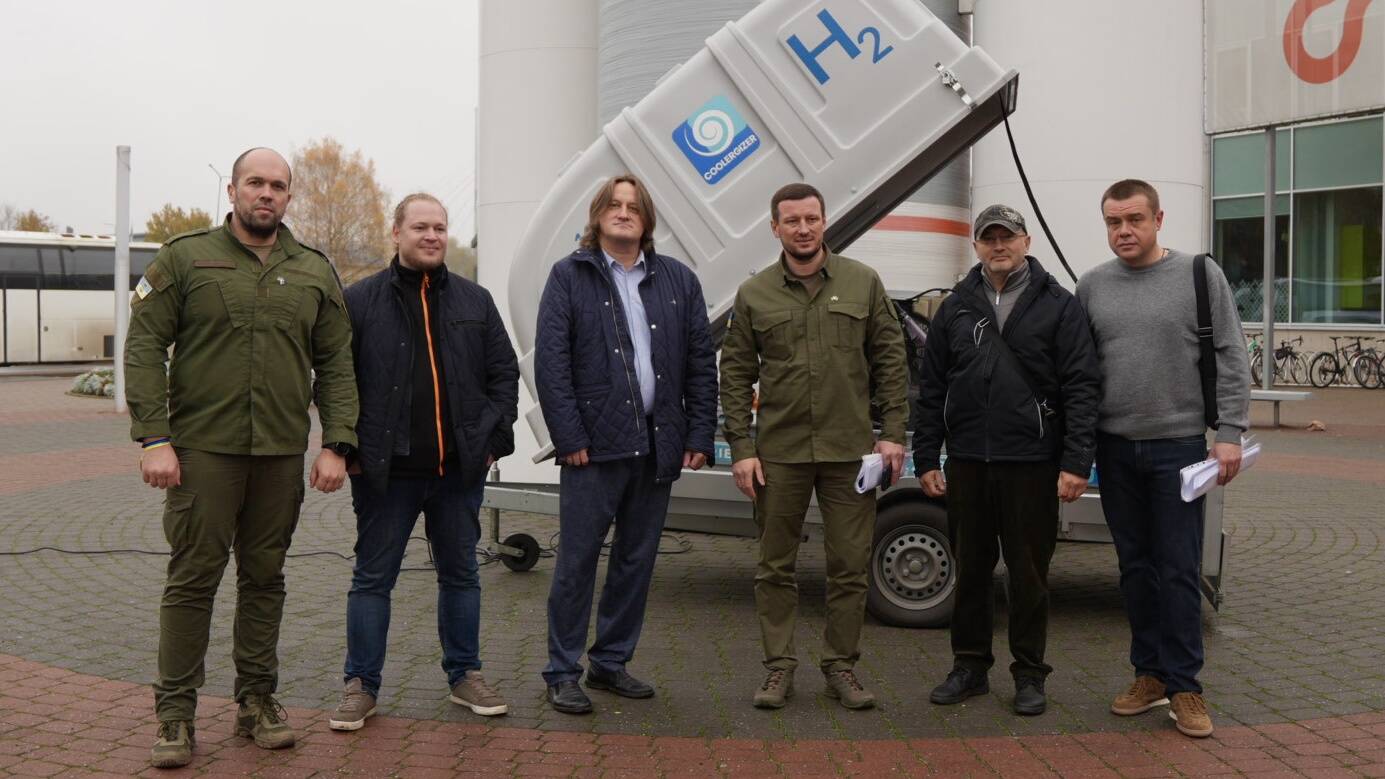 Кирилл Лаатс передает представителям Херсонской области водородный электрогенератор.