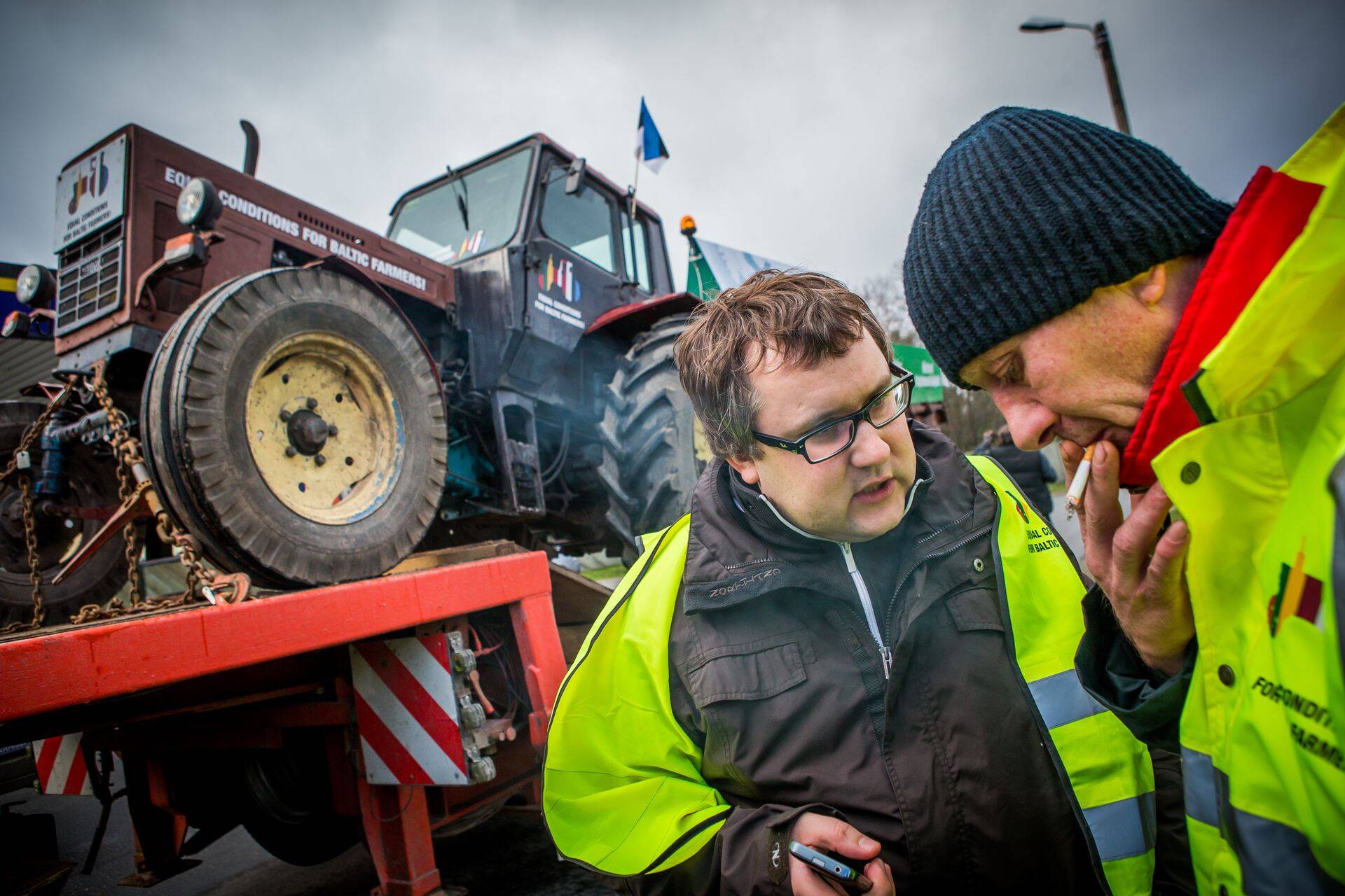 Eesti Põllumajandus-Kaubanduskoja juhatuse esimees Roomet Sõrmus (fotol prillidega) tõdes, et kuigi Eesti nõuab koos Leedu ja Lätiga meie põllumeeste võrdset kohtlemist Euroopa Liidus, on lõunanaabrid ikkagi ka meie kõige otsesemad konkurendid.