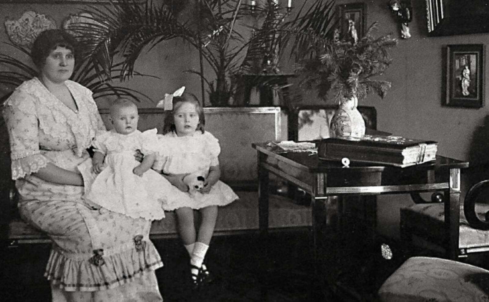 Анетте Тийдеманн и дочери судовладельца Сигне и Эльна, 1910-е.