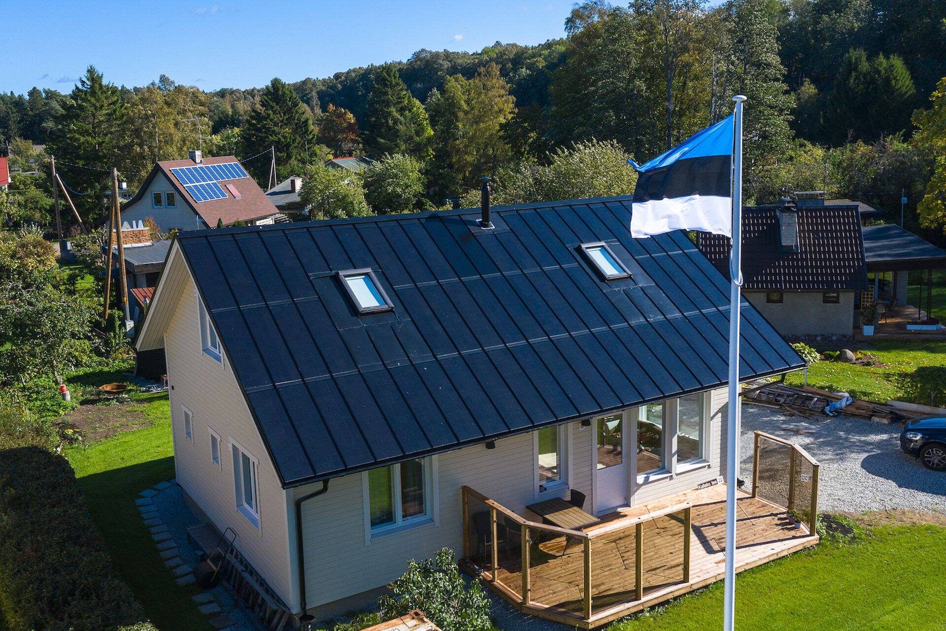 Roofit.Solari metallist päikesepaneelidega katus