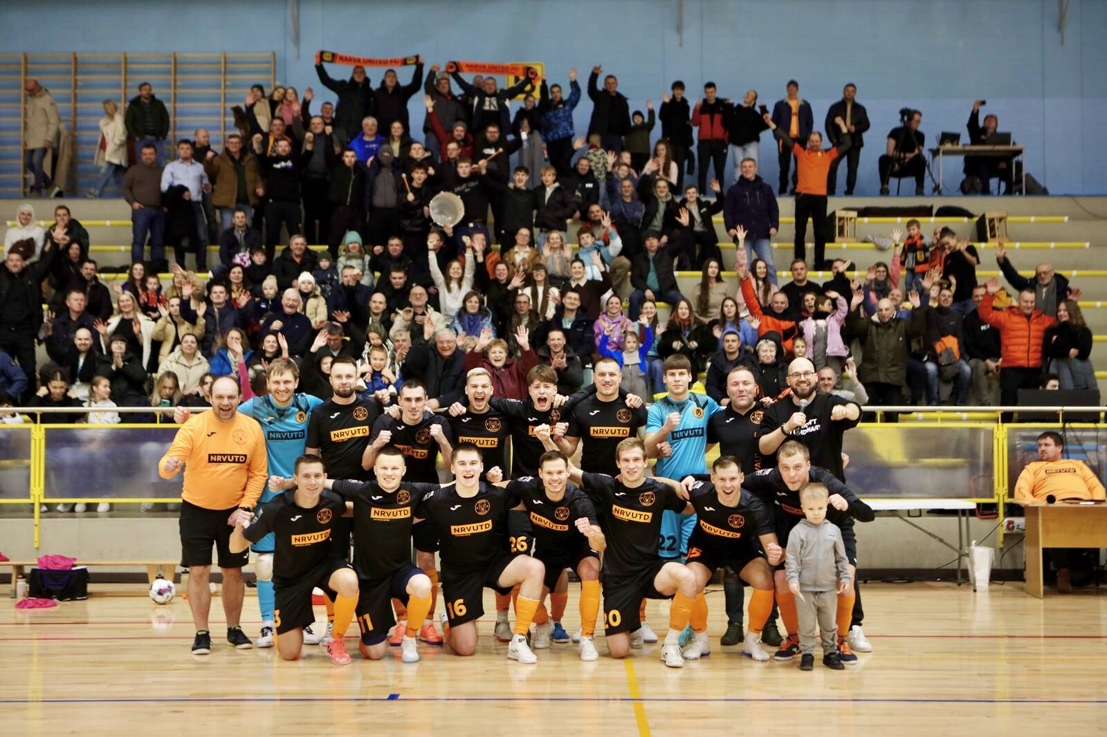 Игроки и болельщики нарвской команды по футзалу.
