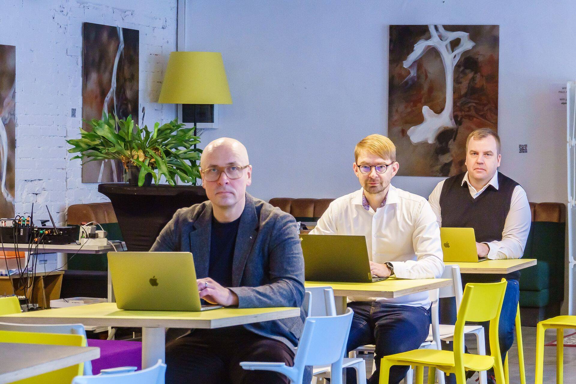 IT-ettevõtja Üllar Jaaksoo, hiljutine presidendi nõunik Taavi Linnamäe ja eelmine MKMi asekantsler Siim Sikkut.