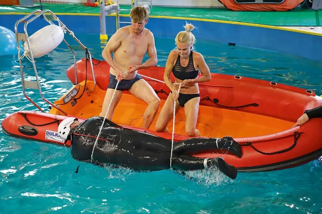 … ning köie abil tõmmates.