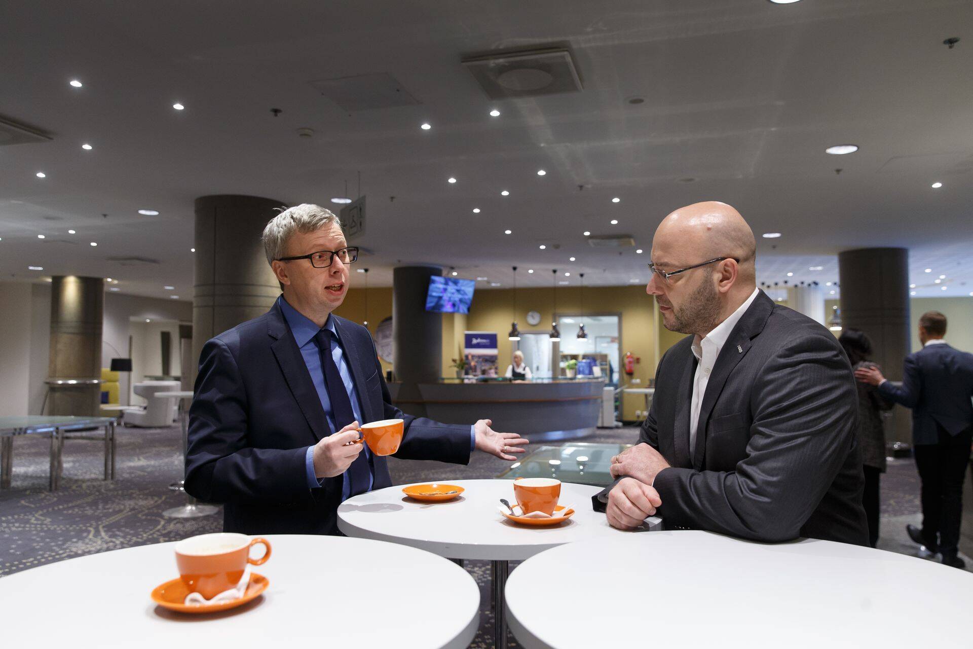 Krediidipanga senine nõukogu juht Andrus Kluge annab panga üle Coopi juhile Jaanus Vihandile. Panka hakkab juhtima Margus Rink.