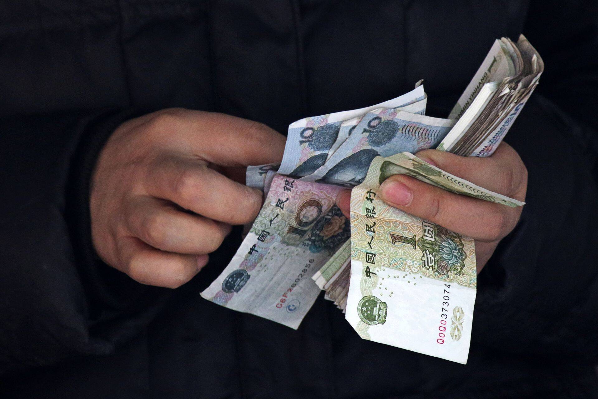 Hiina on jüaani kaitsmiseks müünud palju dollareid.