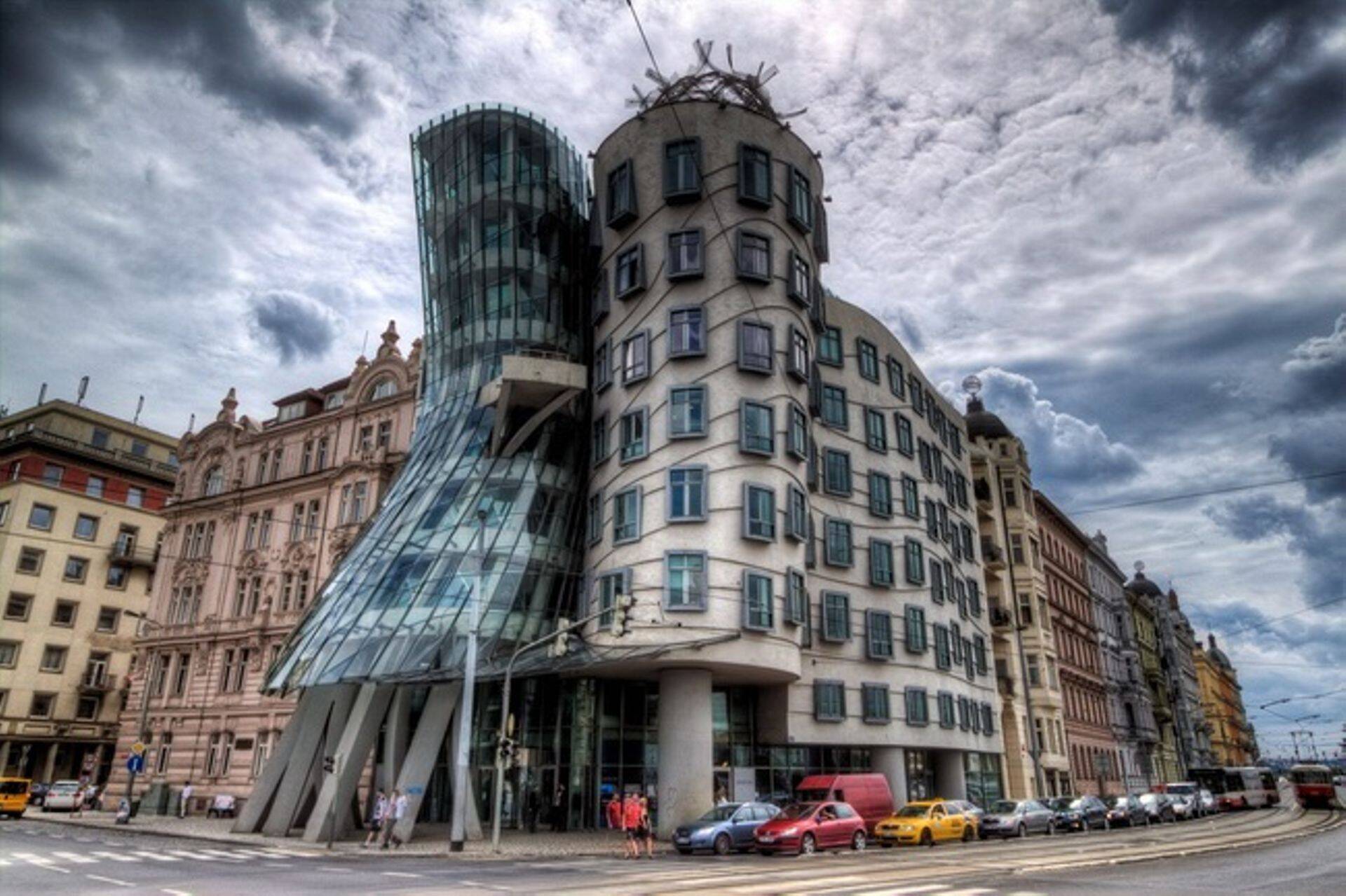 Tantsiv maja (Praha, Tšehhi)
http://architectism.com/the-dancing-house-or-ginger-fred-in-prague-2/prague6-2/