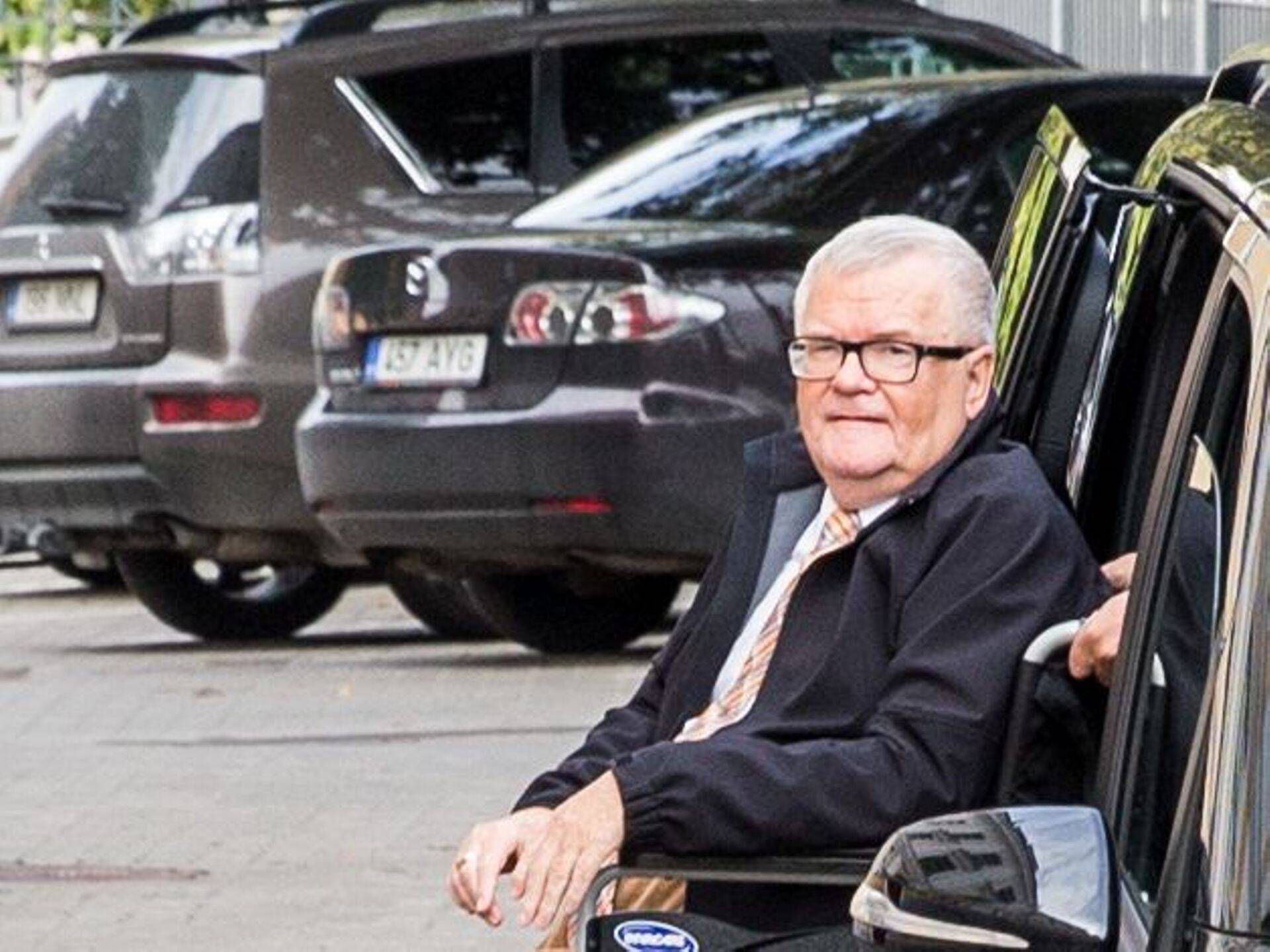 Edgar Savisaar teel kaposse ülekuulamisele.