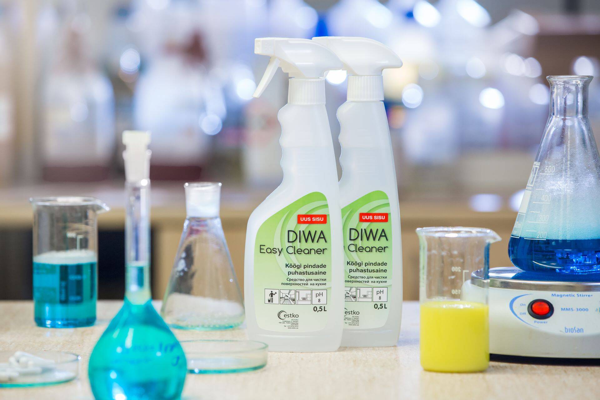 Estko labor, esiplaanil köögi pindade puhastusaine Diwa Easy Cleaner.