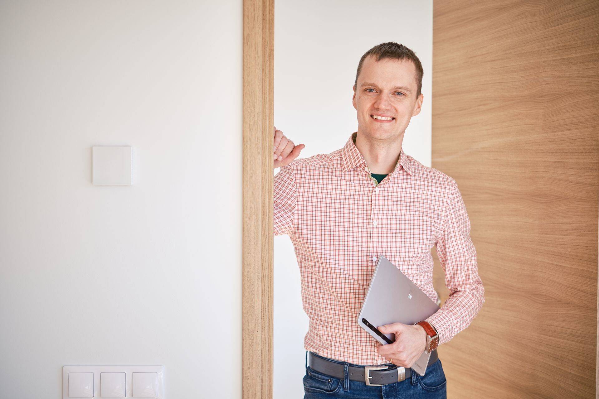 Pinered OÜ arendusjuht ja partner Sandor Simson osutab, et kõik ei soovi luksusvillasid, kus kodulehe ilupildil pargib Ferrari (Foto: Pinered OÜ).