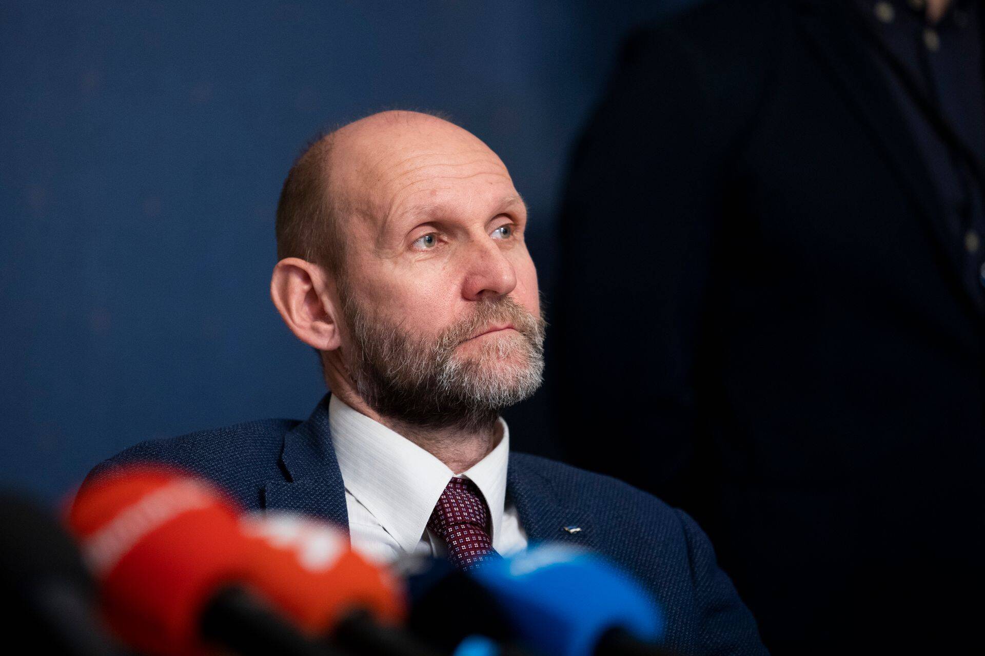 «По очень важным, я бы сказал, основным вопросам, мы не достигли окончательной договоренности. И до тех пор, пока ее не будет, новая коалиция на свет не появится», – заявил лидер партии Isamaa Хелир-Валдор Сеэдер.