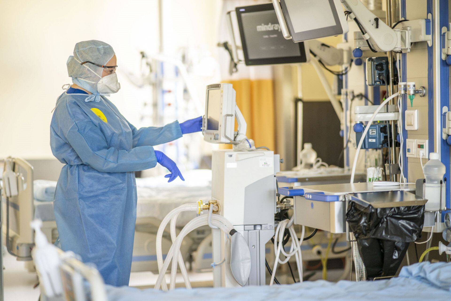 Haiglatöötaja kogemus: Prillid ja kaitsemask suruvad tugevalt vastu nägu ning vahetuse lõpus pea valutab. Hingamine on maskis raskendatud, mille tagajärjel tekib õhupuudusest pearinglus. Samuti jäävad maski eemaldamisel tugeva surve tagajärjel näkku jäljed.