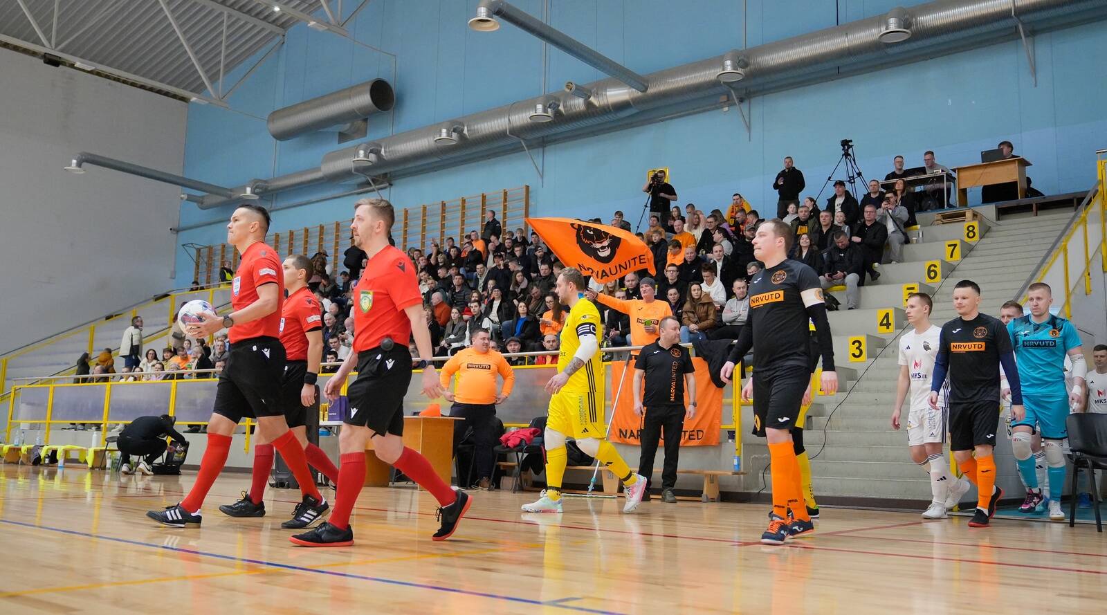 Команда выходит на паркет в домашней игре в Нарвском спортхолле.