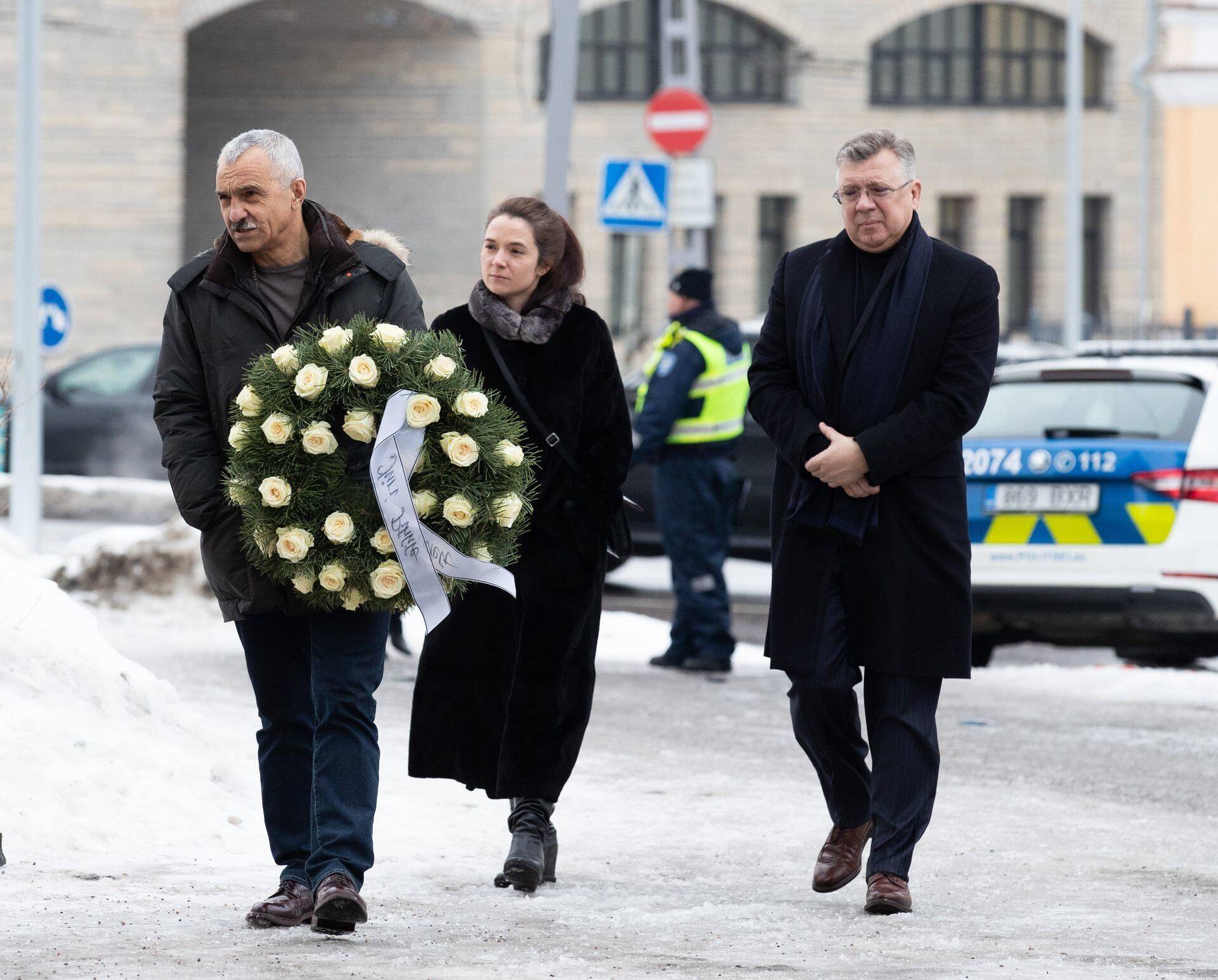 Члены правления Tallinna Äripank Сергей Элошвили (слева) и Андрей Жуков попали в объектив фотокамер на похоронах бывшего главного директора Полиции безопасности Юри Пихла. Пихл в течение долгих лет работал на руководящей позиции в авиационной компании, принадлежащей предприятию Жукова.