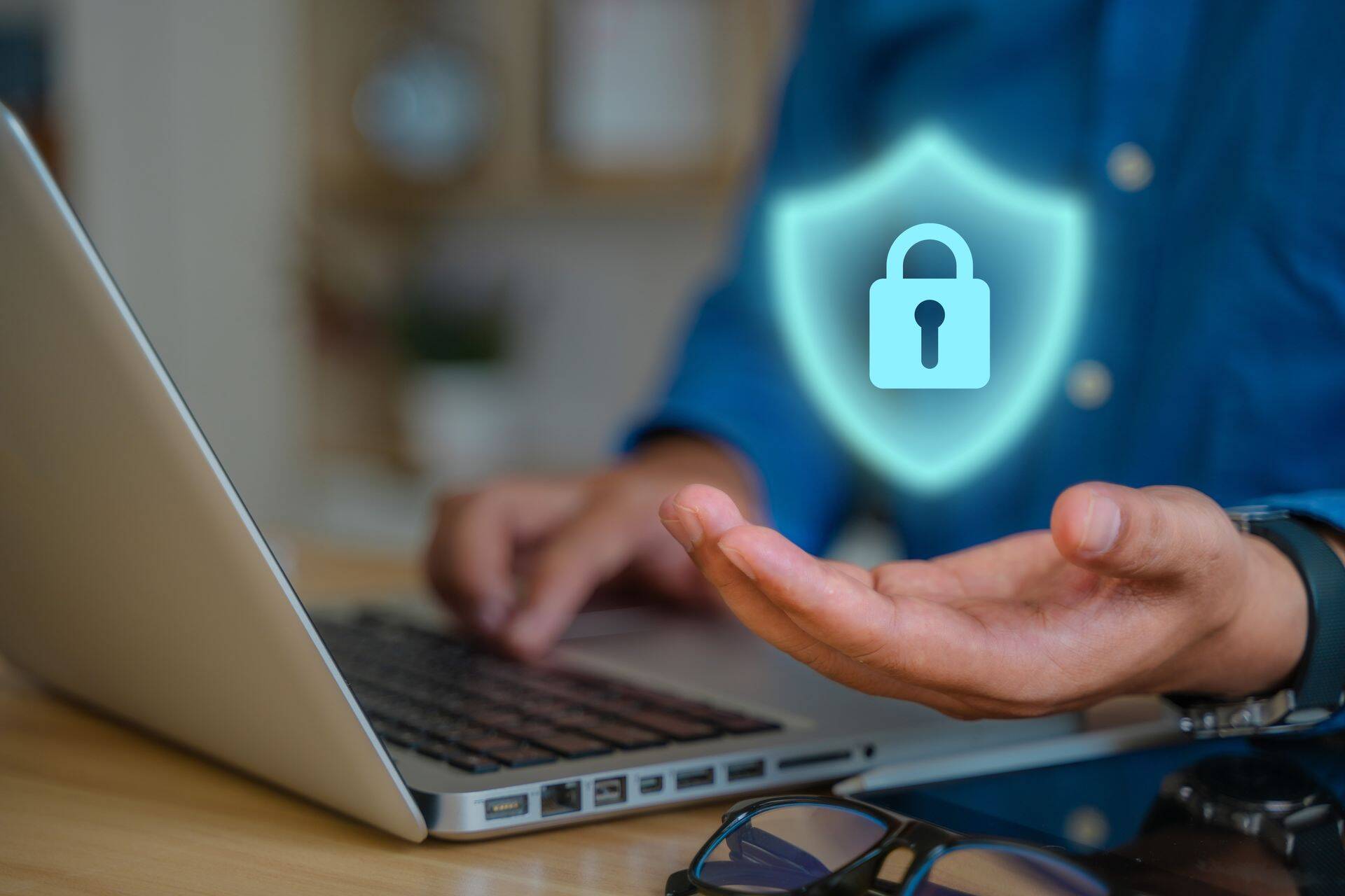 HUSi endine raamatupidaja kuritarvitas oma volitusi, vaadates kolme aasta jooksul sadade inimeste isiklikke ja pereandmeid