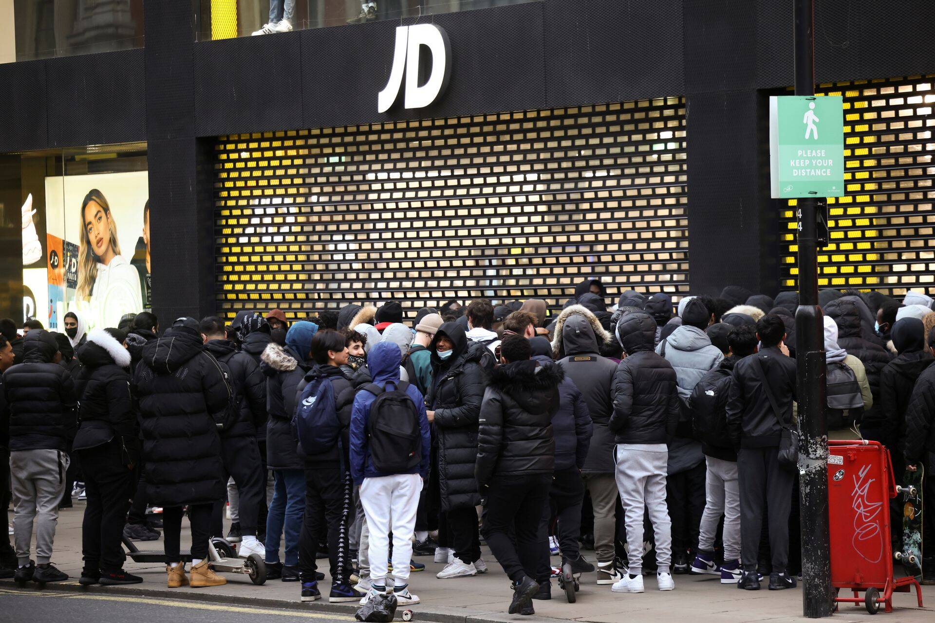 Esmaspäeval Londonis Oxfordi tänaval kogunes hulk inimesi spordipoe JD Sports ette, sest leevenenud piirangud lubasid kauplustel üle pika aja taas uksed avada.