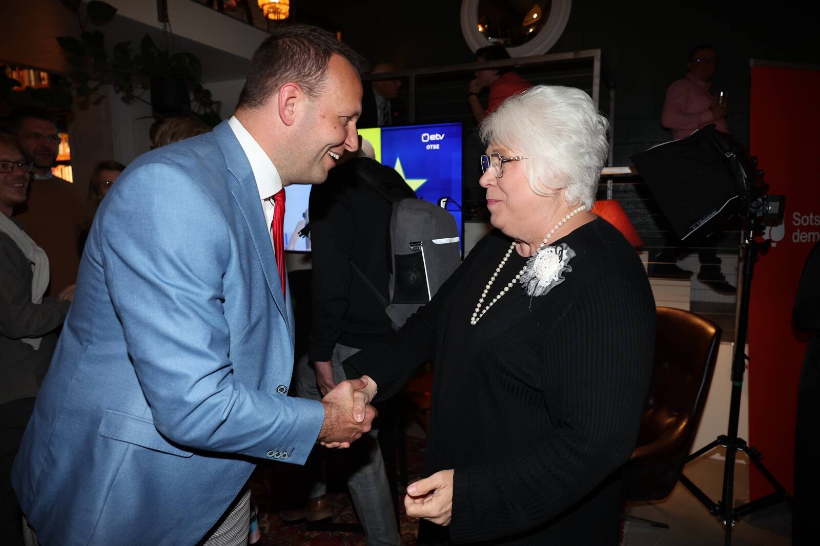 Lääne-Virumaal kogus europarlamendi valimistel suurima häältesaagi Marina Kaljurand. Fotol õnnitleb teda valimiste võidu puhul sotside esimees Lauri Läänemets.