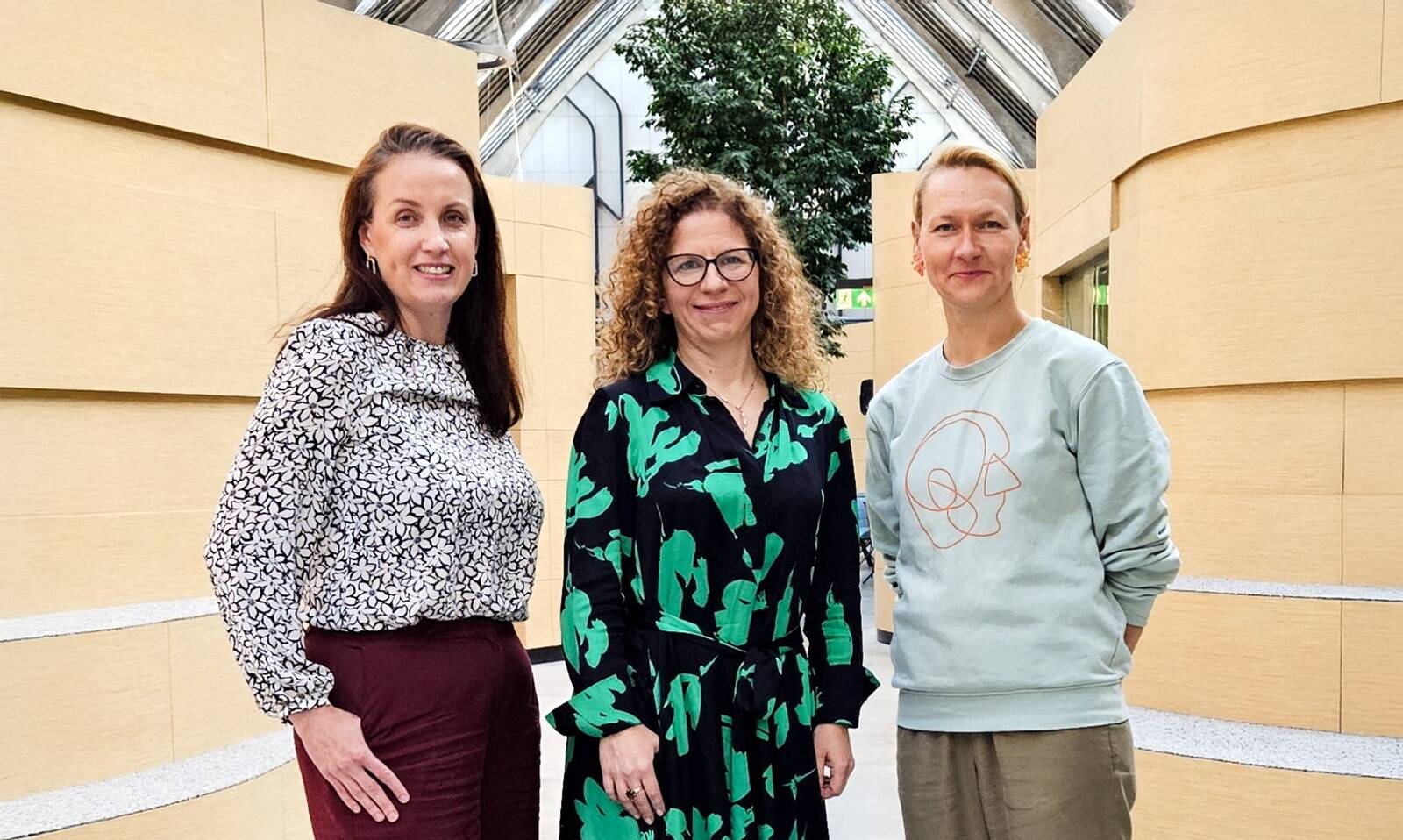 Saatejuht Maarit Kallas, superviseeritav pereterapeut ja organisatsioonide konsultant Reelika Kravets ning vaimse tervise koolitaja, psühholoog, coach Tuuli Junolainen.