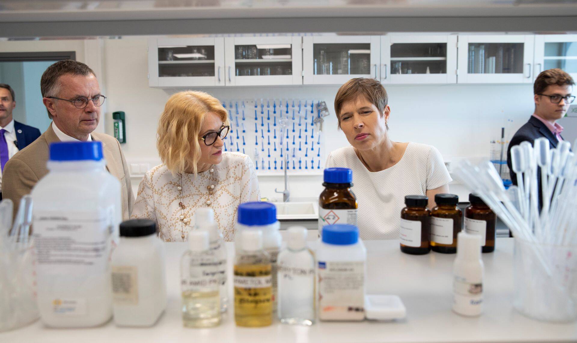 Chemi-Pharmi asutaja Ruth Oltjer avas mullu suvel koos president Kersti Kaljulaidiga uue tootmishoone, kus praegu käib kõva töö.
