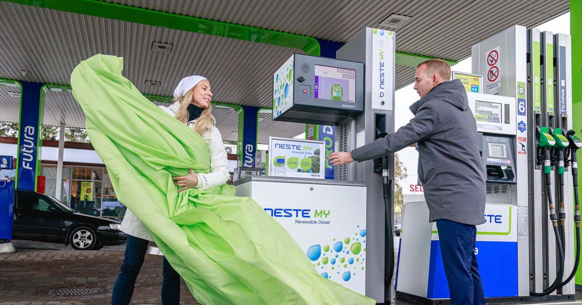 Руководитель Neste Eesti Деннис Антамо снимает покрывало с первого в Эстонии автозаправочного автомата с топливом Neste MY Renewable Diesel, которое, по его словам, сделает автотранспорт более «зелёным» и даст фирмам возможность уменьшить свой углеродный след в атмосфере.
