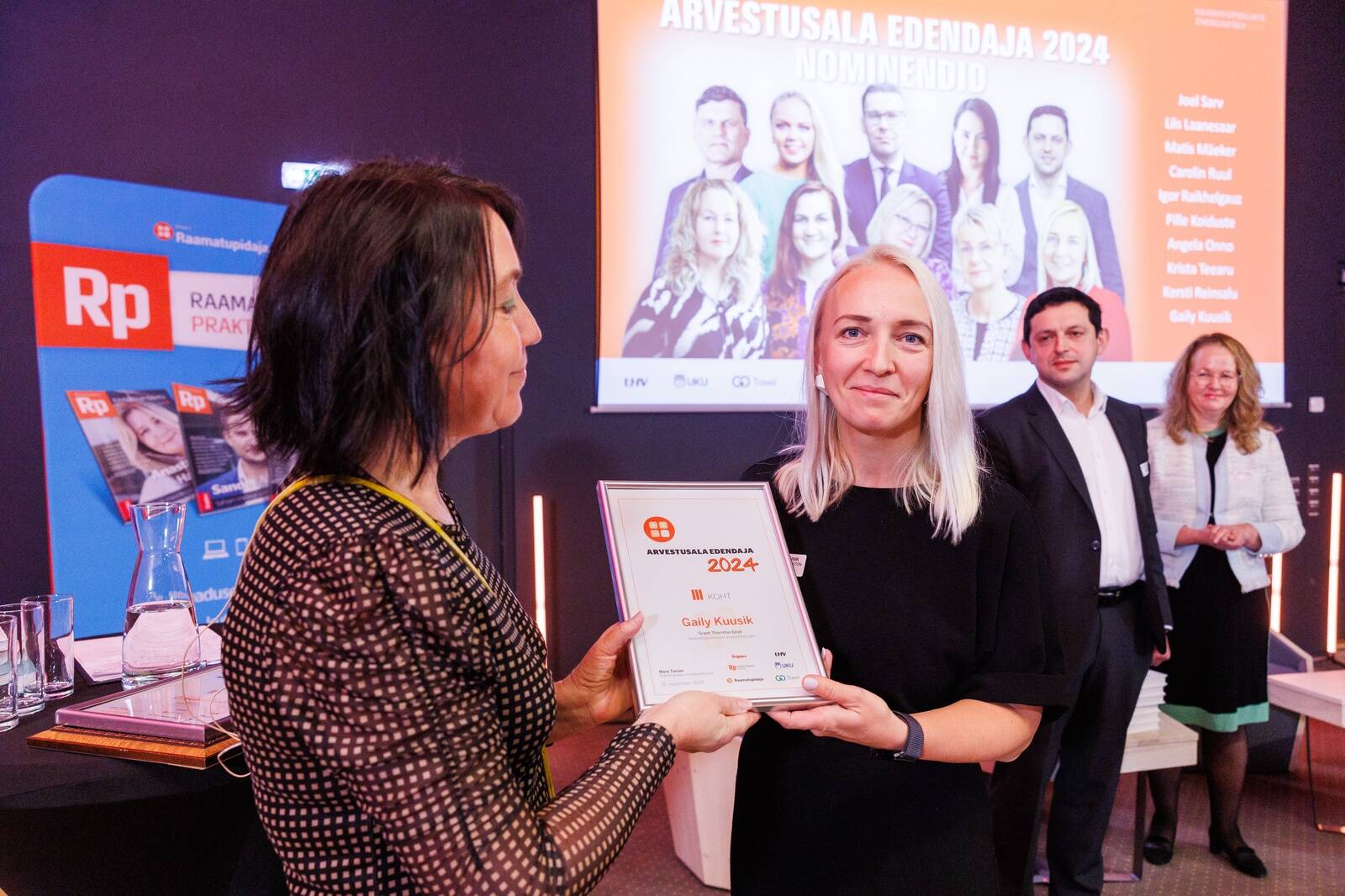 Raamatupidaja.ee ärijuht Mare Timian annab üle III koha aukirja