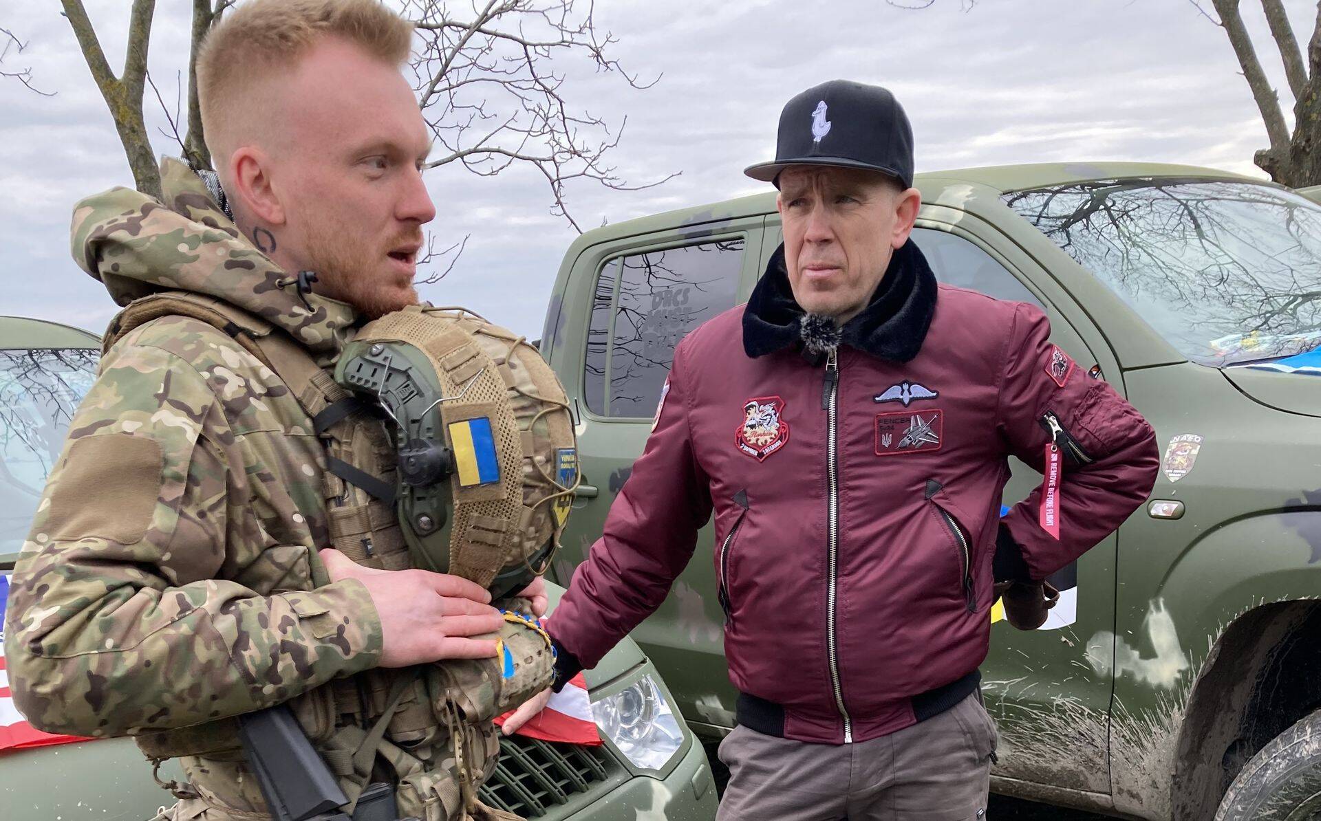 Bahmuti kaitsja Ivan ja Ragnar Sass täna Kiievi lähedal autode armeele üleandmisel.