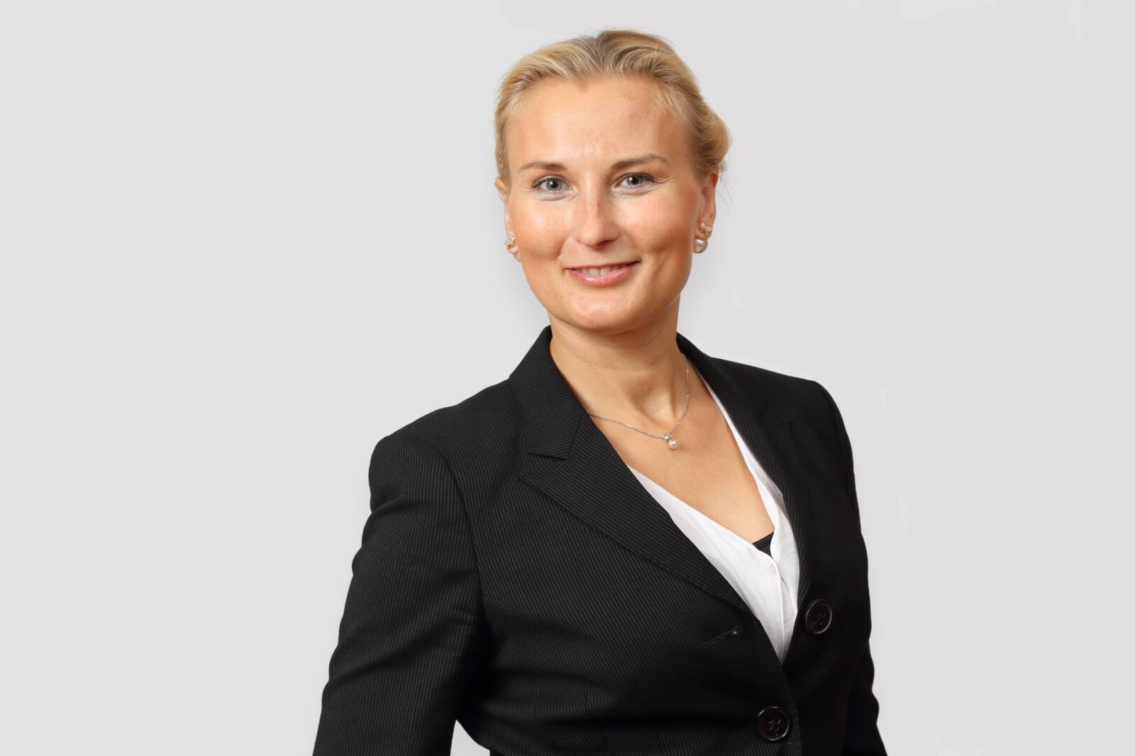 Baiba Blaķe, eksporta pārdoš anas vad ītāja Norvēģijā "Tenax Panel", licenc ētas brokeru sabiedrī bas “ Spirit Capital Investments ” aģente ar statusa reģistrāciju Latvijas Bankā.