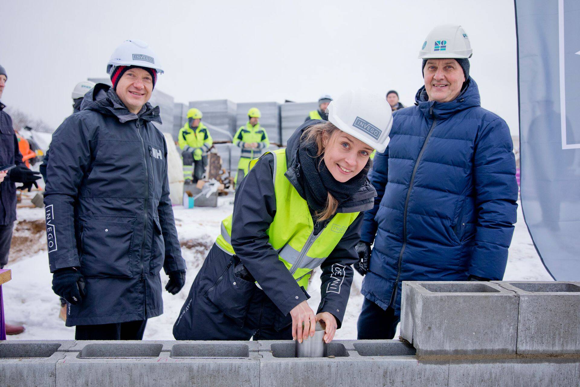 Invego juht Kristjan-Thor Vähi, Invego ehitusjuht Marianne Kalma ja Harku vallavanem Erik Sandla.