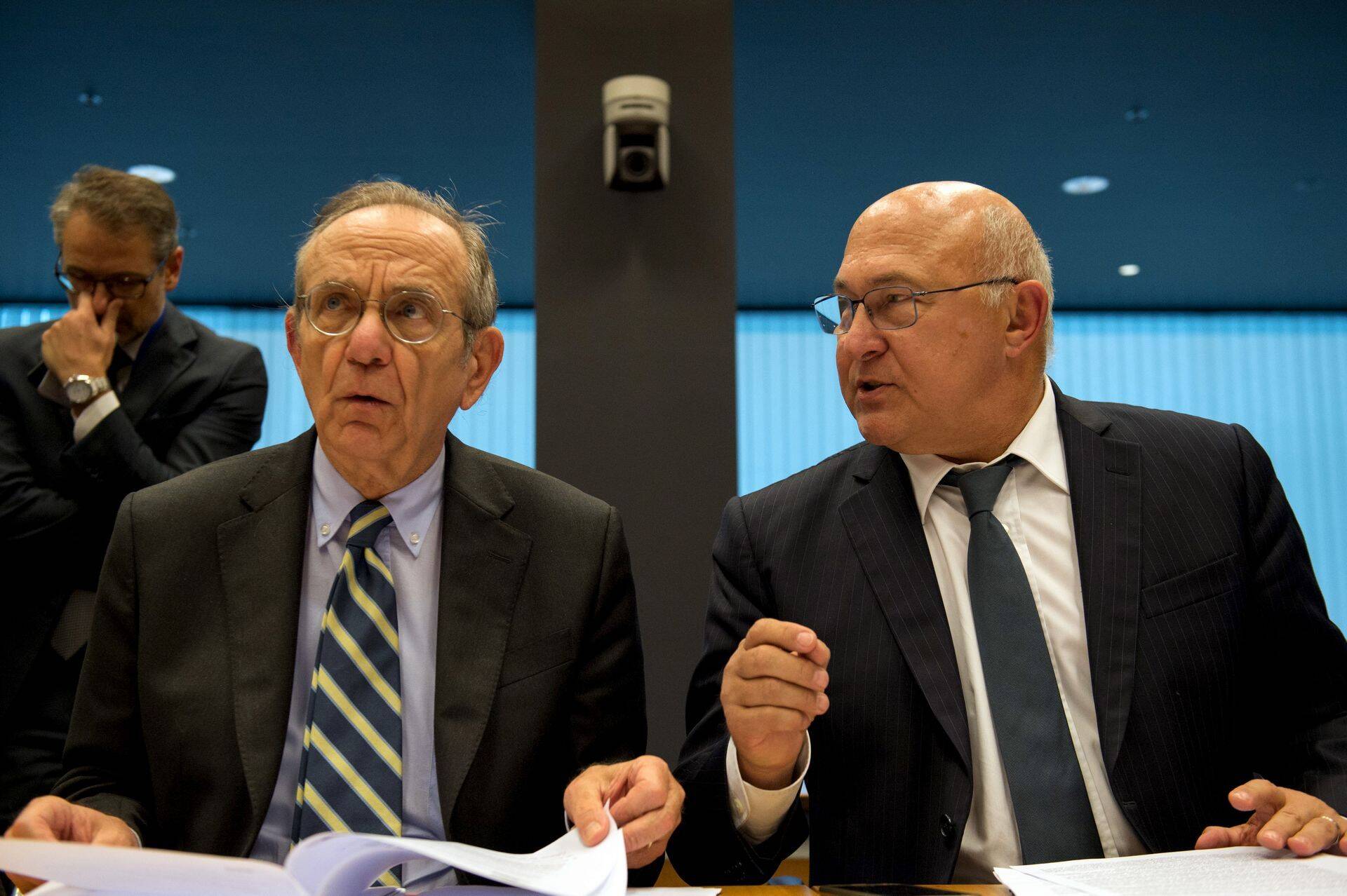 Prantsusmaa rahandusminister Michel Sapin (paremal) koos oma Itaalia kolleegi Pier Carlo Padoaniga rahandusministrite kohtumisel
