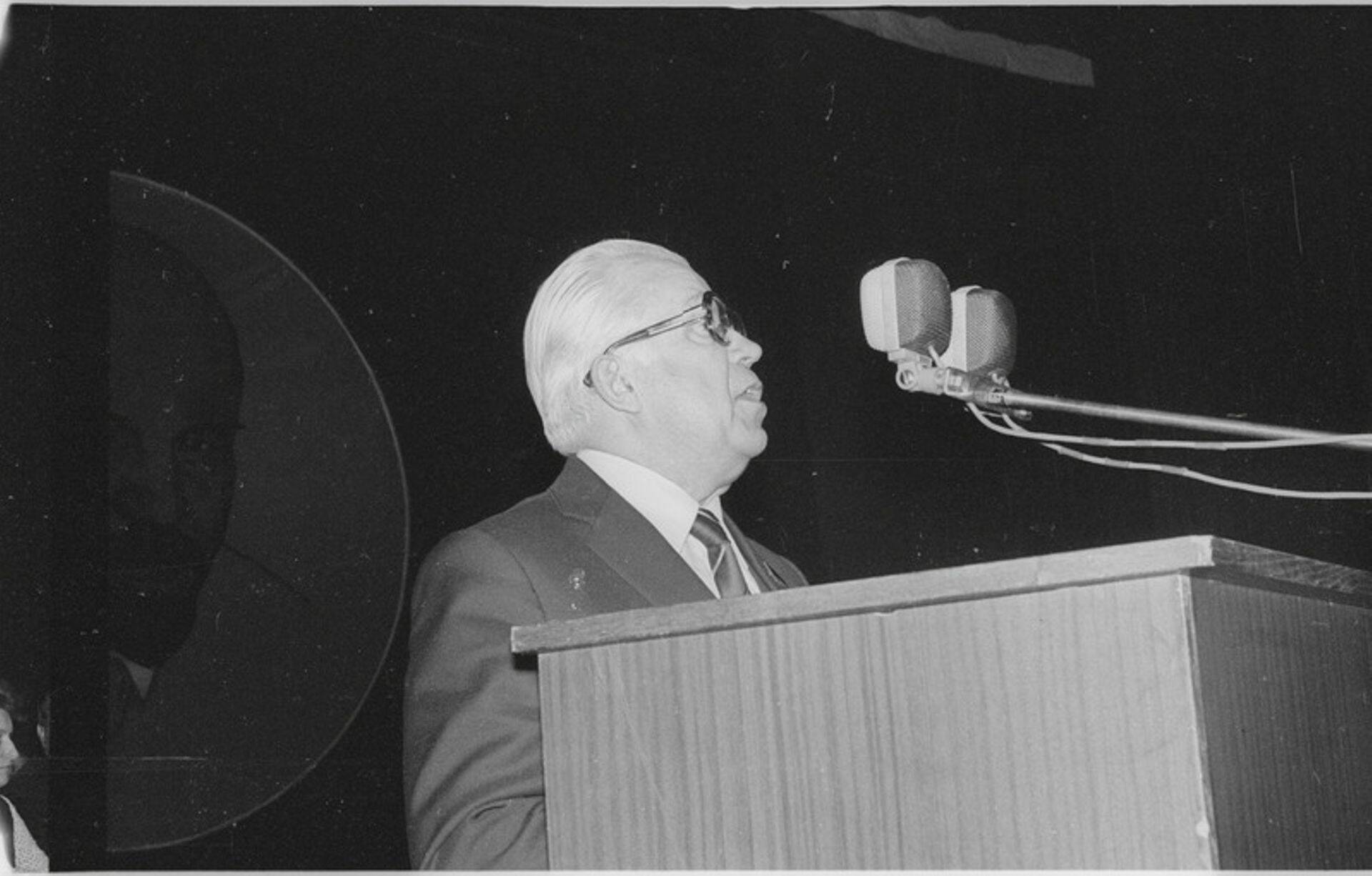 Enno Kapstase 1984. aastal tehtud fotol on NSV Liidu Ülemnõukogu Liidunõukogu saadikukandidaat Karl Vaino kohtumas valijatega.