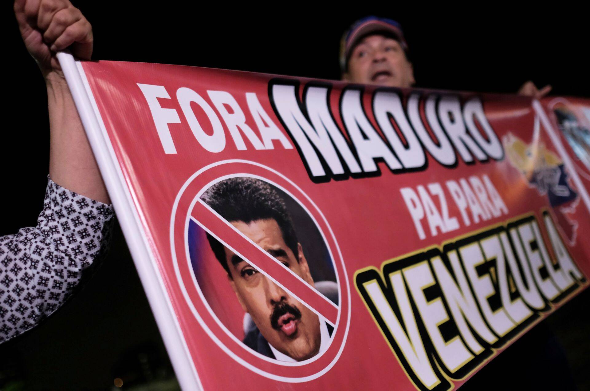 Brasiilias São Paulos elavad venezuelalased on samuti tänavatele kogunenud. Fotol plakat "Maduro välja, rahu Venezuelasse". Venezuelal on suured majanduslikud raskused ning see on sundinud inimesi kodumaalt lahkuma.