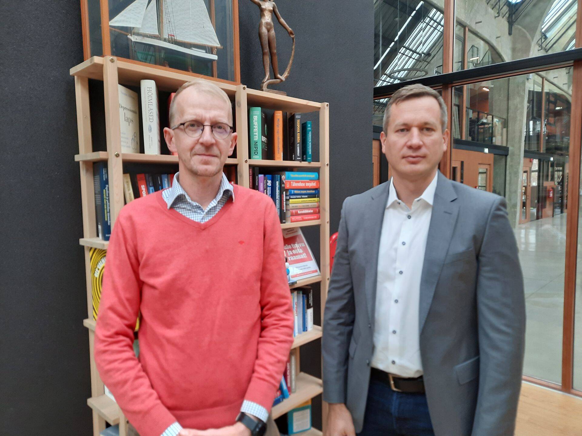 Martti Kork (vasakul) ja Indrek Alliksaar ei usu, et praegune energiakriis võiks rohepööret takistada – selleks on poliitiline tahe liiga suur. Pigem suunab kallis elekter ettevõtteid energiatõhusamaid valikuid tegema, ehkki ehitamine on kallimaks läinud. Foto autor: Sigrid Kõiv