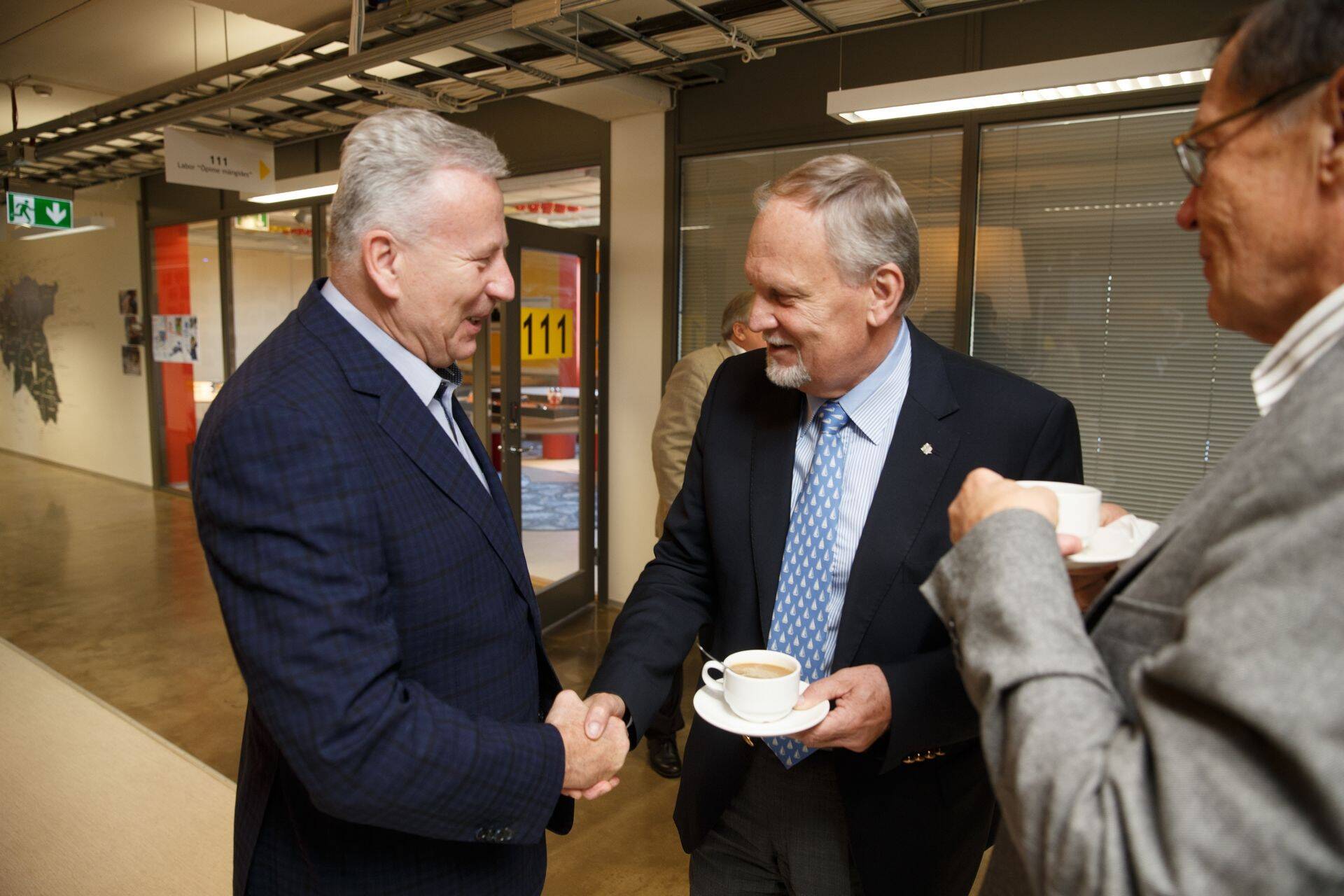Arvo Sarapuu ja Tallinna linna volikogu esimees Kalev Kallo Keskerakonna üldkogul 2015.a septembris.