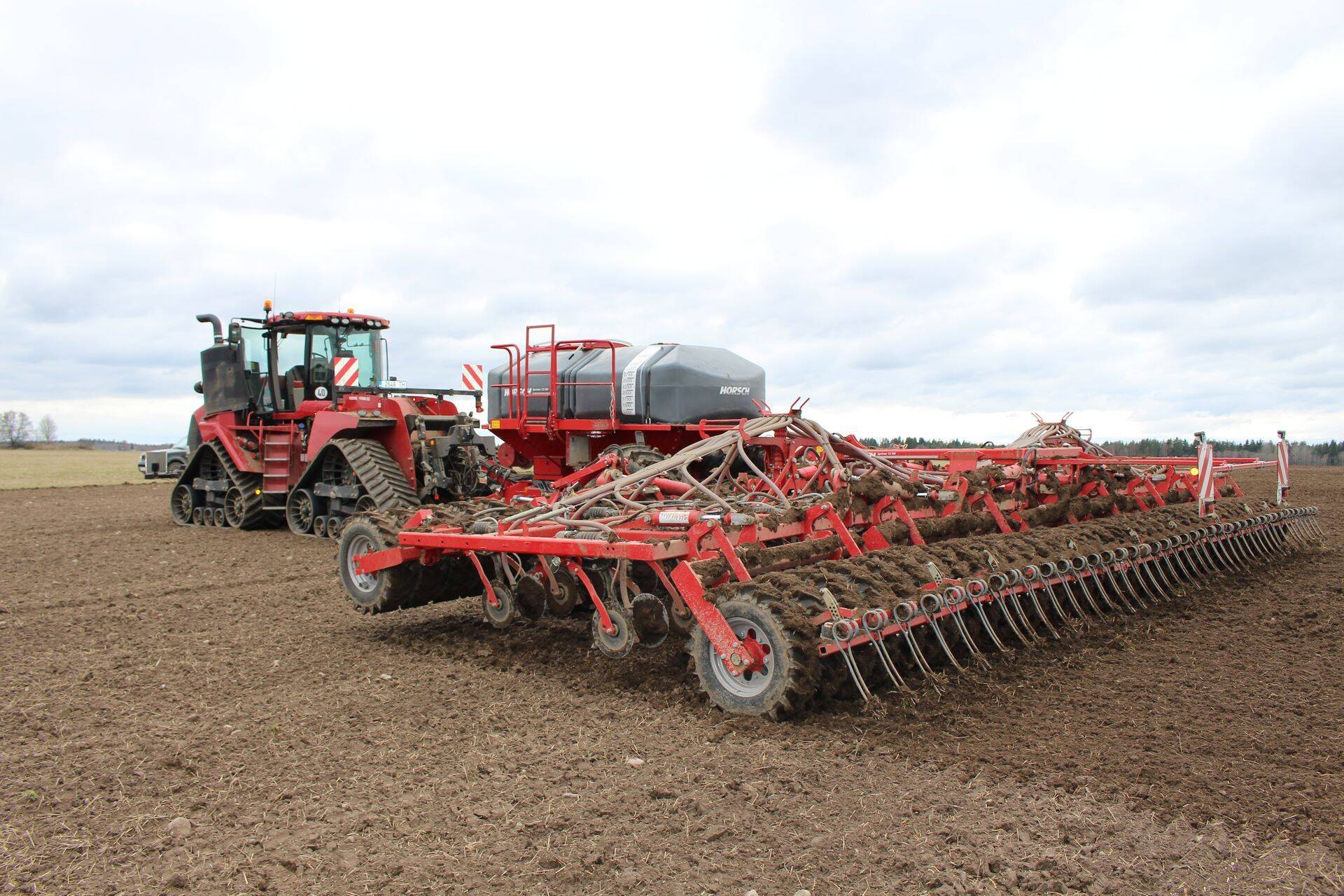 Nii tehakse teenust võimsaima traktoriga ja külvikuga, millel on vedelväetise lisamise võimalus.