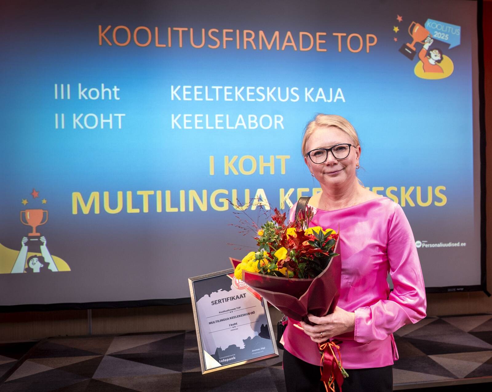 OÜ Multilingua Keelekeskus üks omanik Hannela Tamagno auhinda vastu võtmas Personaluudised.ee korraldatud Koolituskonverentsil 7.11.