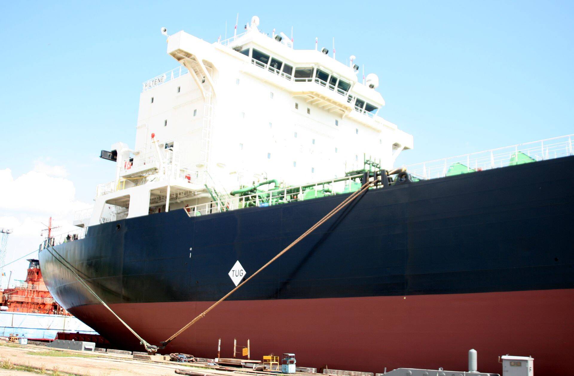 Vidējā izmēra tankkuģis Rīgas kuģu būvetavā.