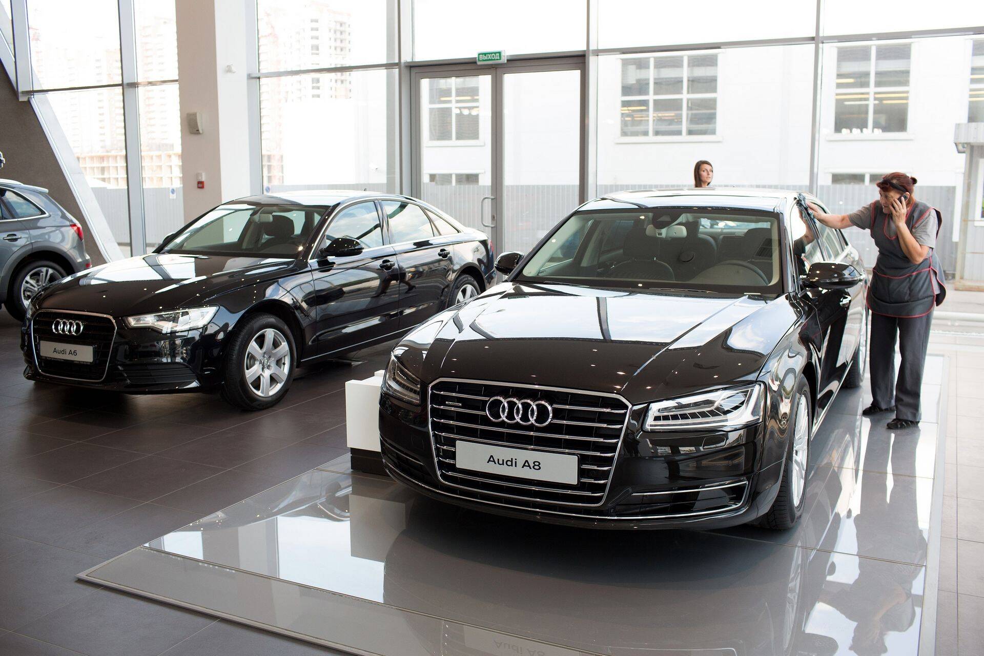 Audi lipulaevaks olevat A8 mudelit süüdistadakse heitgaasidega petmises.